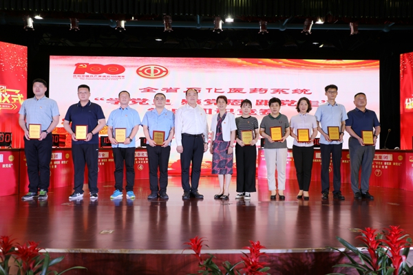 8、淄博市总工会党组书记、常务副主席邢化良颁发优秀组织奖.jpg