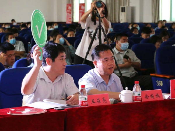 12、淄博市市委讲师团团长徐国旗教授、山东理工大学教学部主任王在亮教授担任评委.jpg