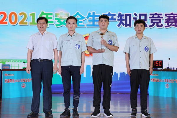 张建礼为竞赛一等奖颁奖.jpg