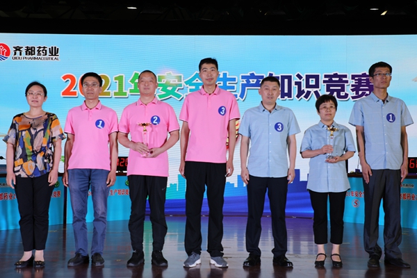 臧隽忻为竞赛二等奖颁奖.jpg