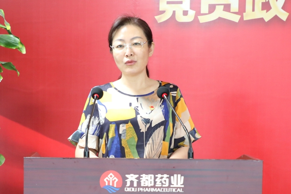 4高级副总经理兼人力资源总监臧隽忻宣读“两优一先”表彰决定.jpg
