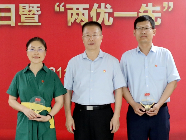6郑家晴为先进党支部颁奖，.jpg