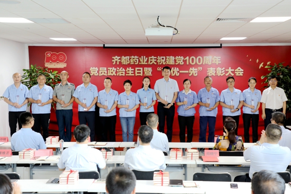 7张建礼为优秀共产党员颁奖.jpg