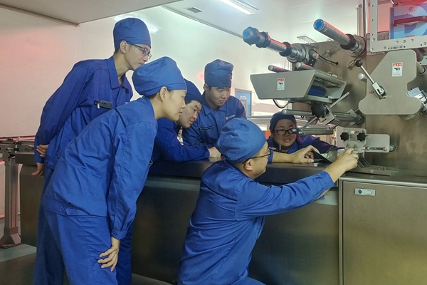 204车间争分夺秒QC小组—拍摄：孙晓萌.jpg
