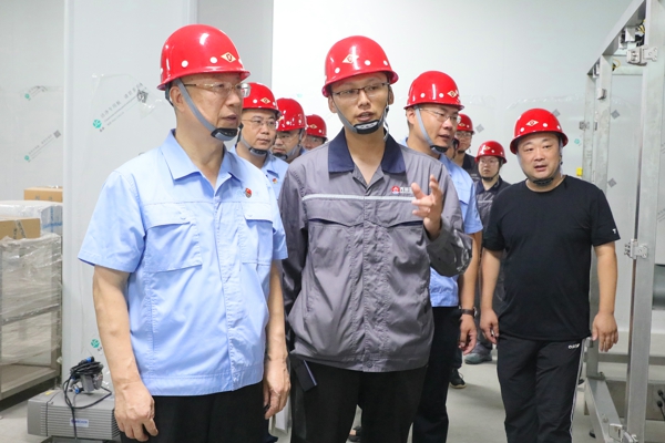 2.8月5日，郑家晴董事长等集团领导观摩点评在建项目。摄影 季洪涛 (1).jpg