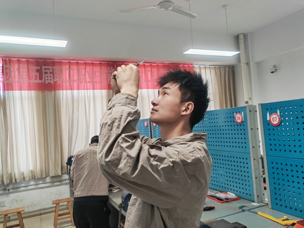 8.钳工一等奖201车间谢勇盛.jpg