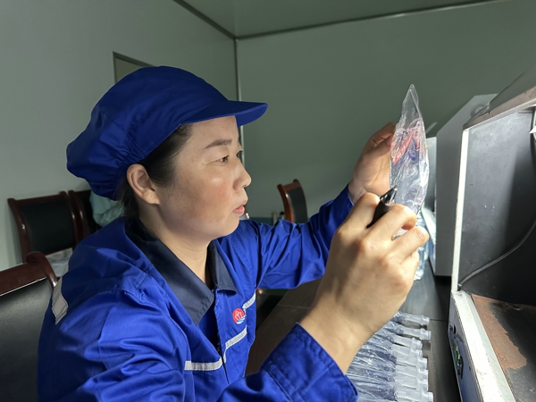9.灯检工一等奖505车间唐霞.jpg