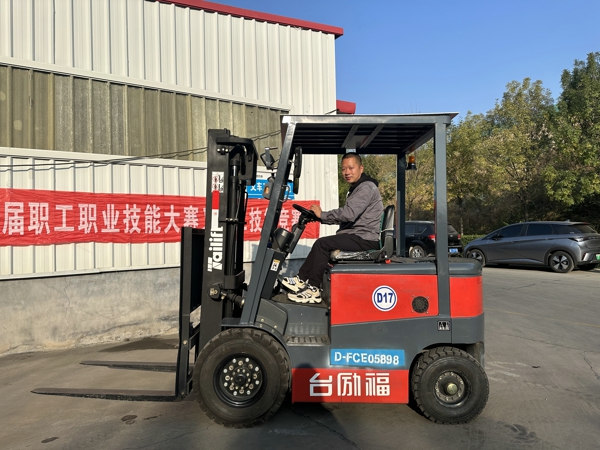 11.叉车工一等奖仓储中心许长斌.jpg