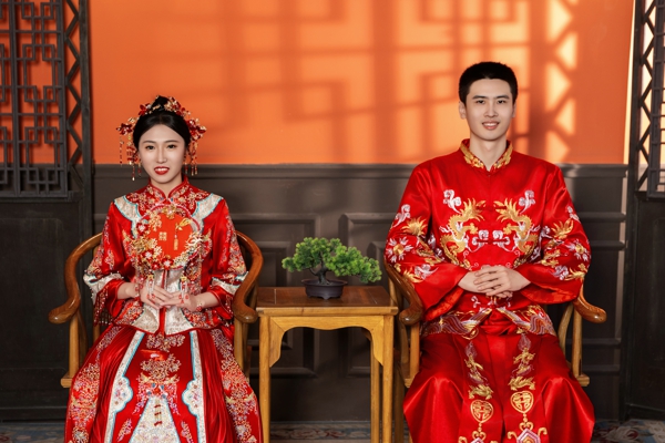 304车间徐泽、齐云结婚照横版.jpg
