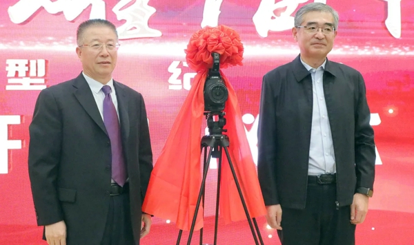 淄博市委常委、统战部部长盖卫星和郑家晴为《医耀淄博》记录片开机揭牌.jpg