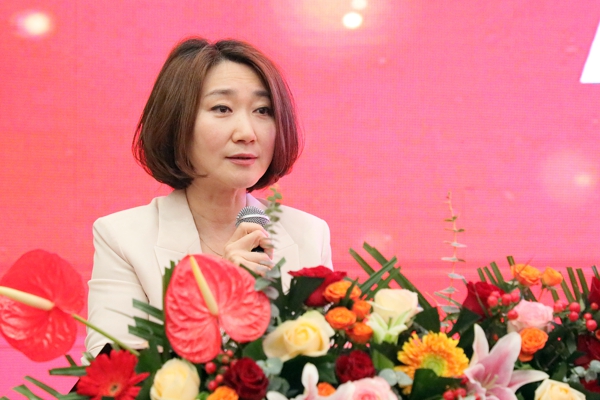 商会秘书长霍小语先后主持会议.jpg