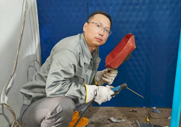 1764403124236029.jpg 7.焊工第一名 801车间 许海亮.jpg