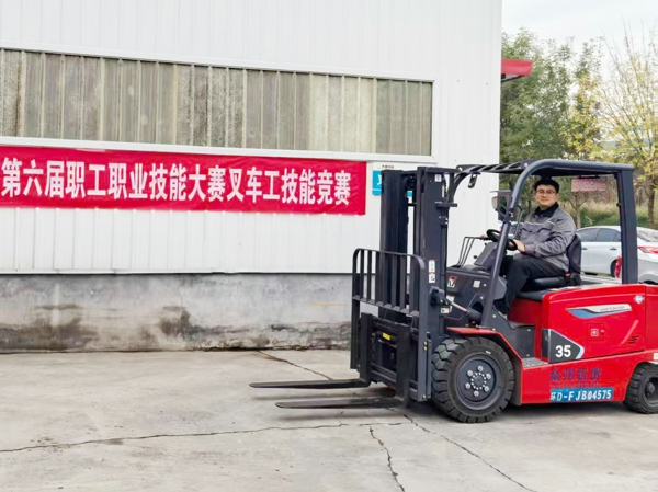 1764403163768547.jpg 12.叉车工第一名储运中心张建伟.jpg