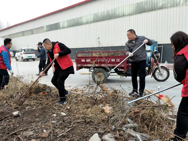 齐都医贸党团员垃圾清理志愿服务（刘俊）.jpg