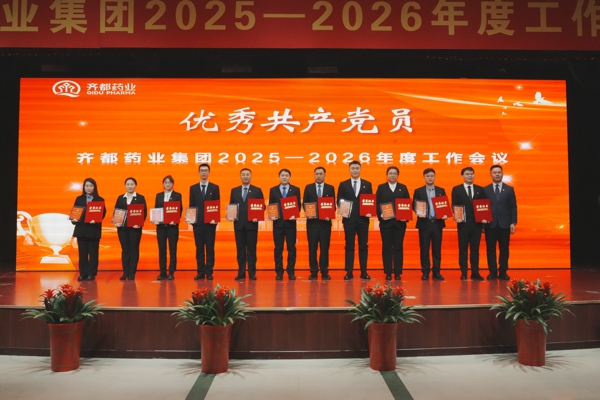 李福海为“党员示范岗”优秀共产党员颁奖 (1).jpg