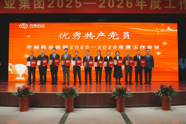 李福海为“党员示范岗”优秀共产党员颁奖 (2).jpg