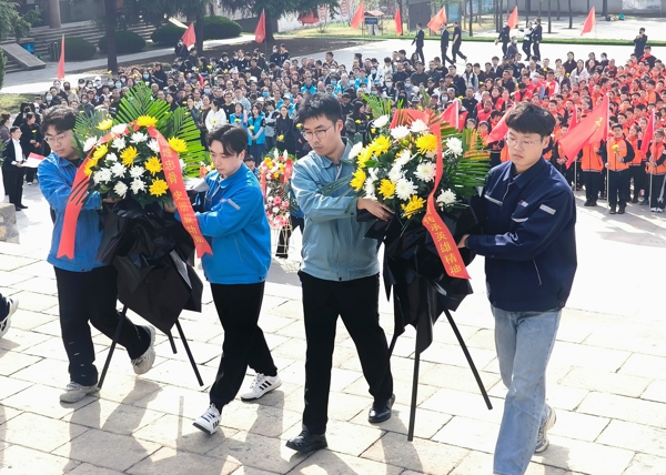 集团团委组织清明节扫墓（康昀）.jpg