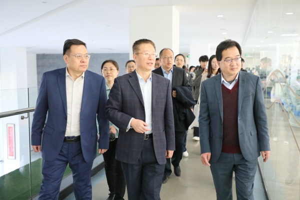 2023年3月12日，山东大学药学院党委书记王秋生、院长鞠建华一行来齐都药业参观考察。.jpg