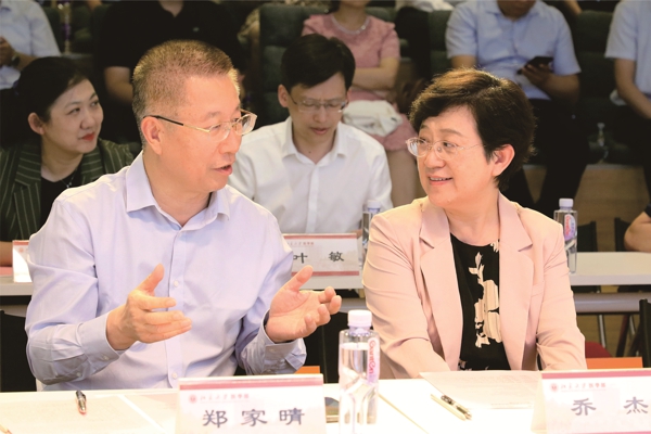 2024年6月20日，董事长郑家晴与北京大学常务副校长、中国工程院院士乔杰亲切交流。.jpg