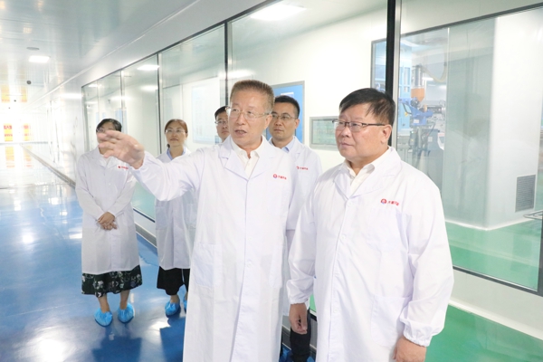 2024年8月10日，中国科学院院士、天津大学原党委常委、副校长元英进来齐都药业参观。.jpg