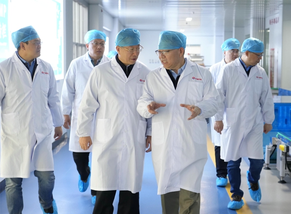 2025年3月2日，中国科学院院士、上海有机化学研究所研究员马大为一行来齐都药业考察。.jpg
