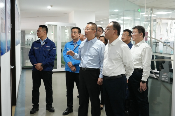 2025年4月16日，淄博职业技术大学党委书记刘伟，党委副书记、校长孙启友一行来齐都药业参观考察。.jpg