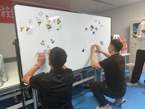 8.203车间张冰7_副本.jpg